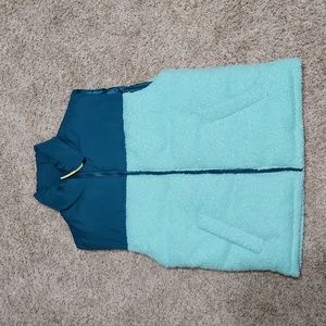 WILD FABLE Size XS puffer vest. 2 tone green.